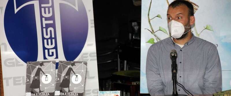 Rayco Pulido durante la presentación de su obra/Jesús Ruiz Mesa.